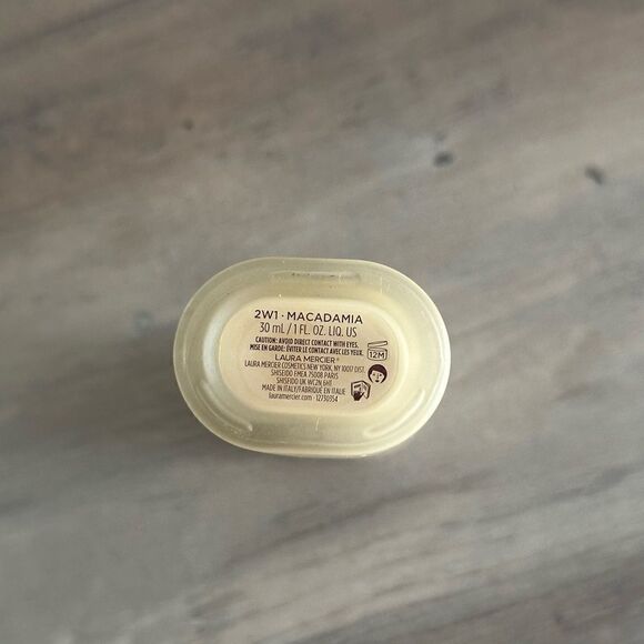 LAURA MERCIER- Real Flawless Weightless Perfecting Waterproof Foundation- 2W1 - Picture 2 of 3
